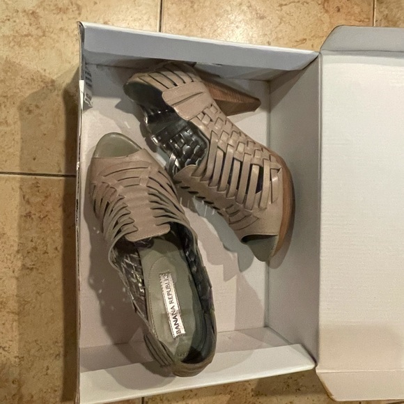 Banana Republic open toe heels - Picture 5 of 8